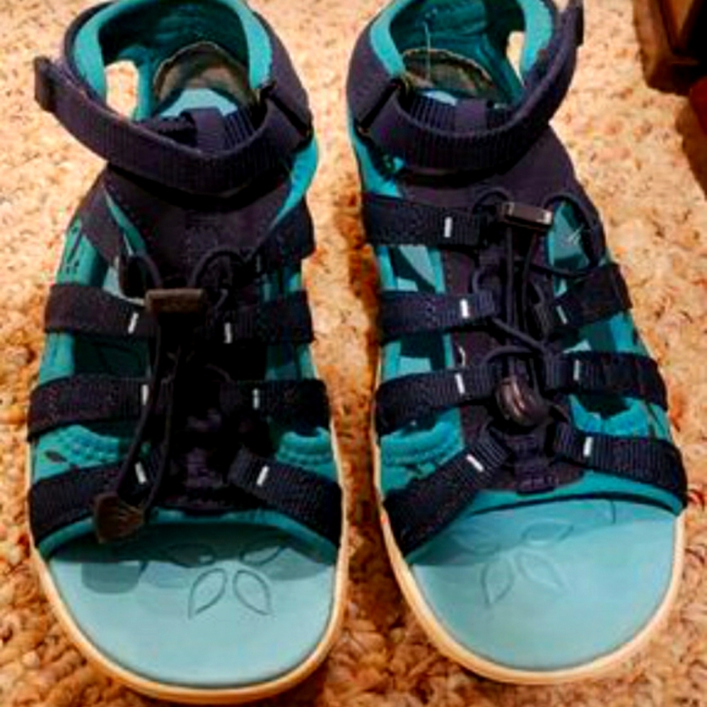 KEEN SIZE 4Y WATERSHOES
